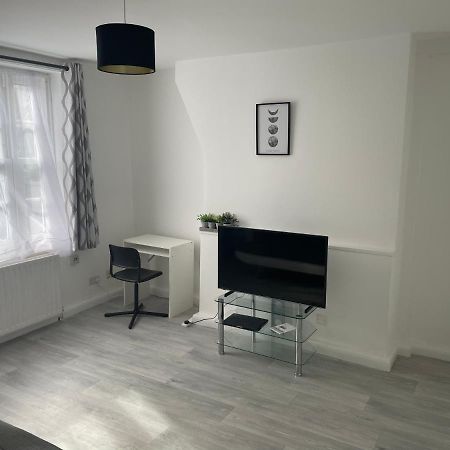 One Bedroom Flat Near Vauxhall Train Station London Bagian luar foto